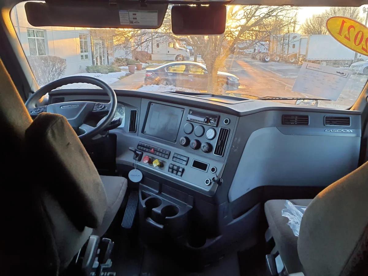 2021 Freightliner Cascadia in Bolingbrook, IL — photo 7