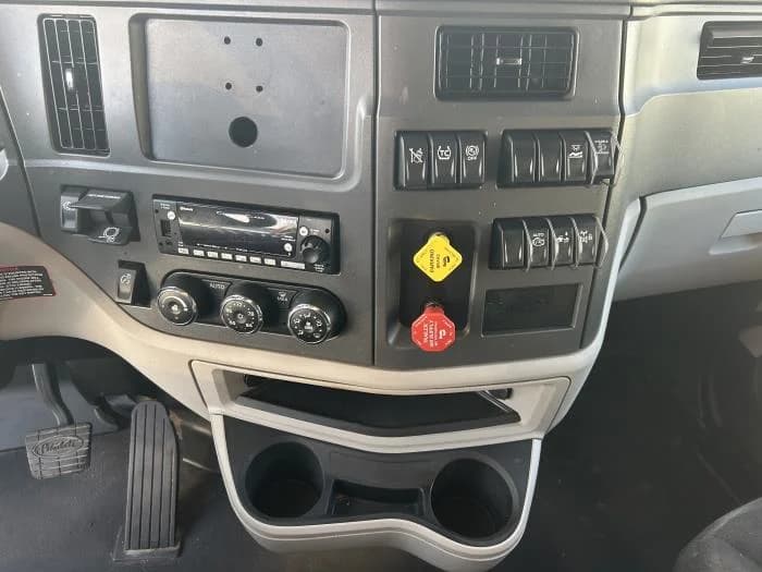 2022 Peterbilt 579 in Orlando, FL — photo 17