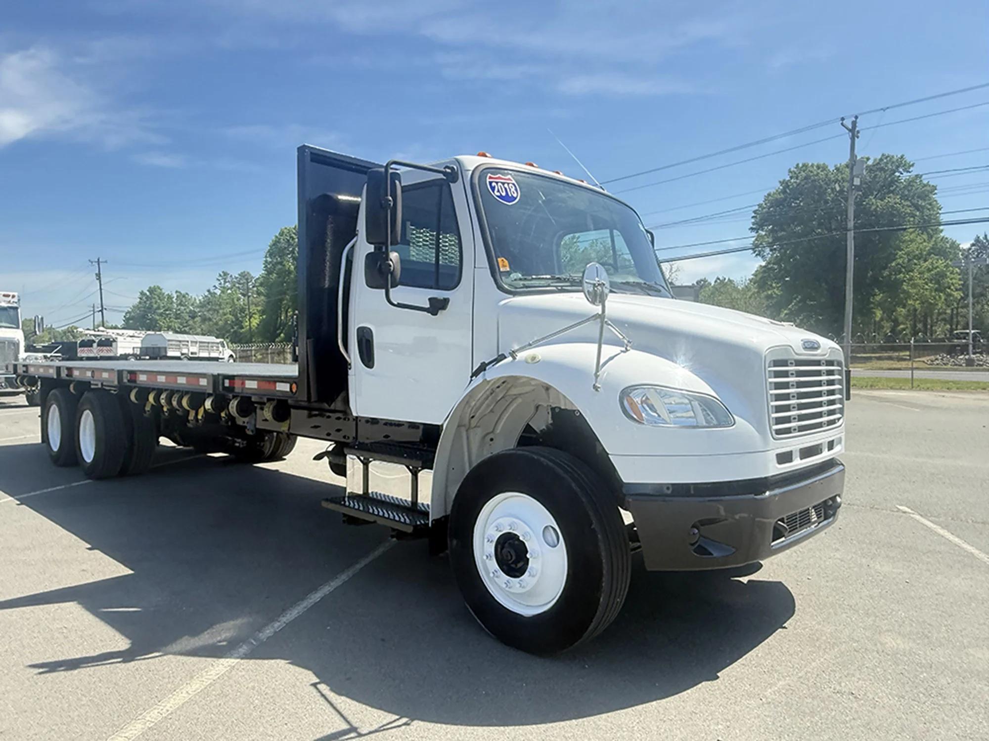 2018 Freightliner M2 106 — photo 2