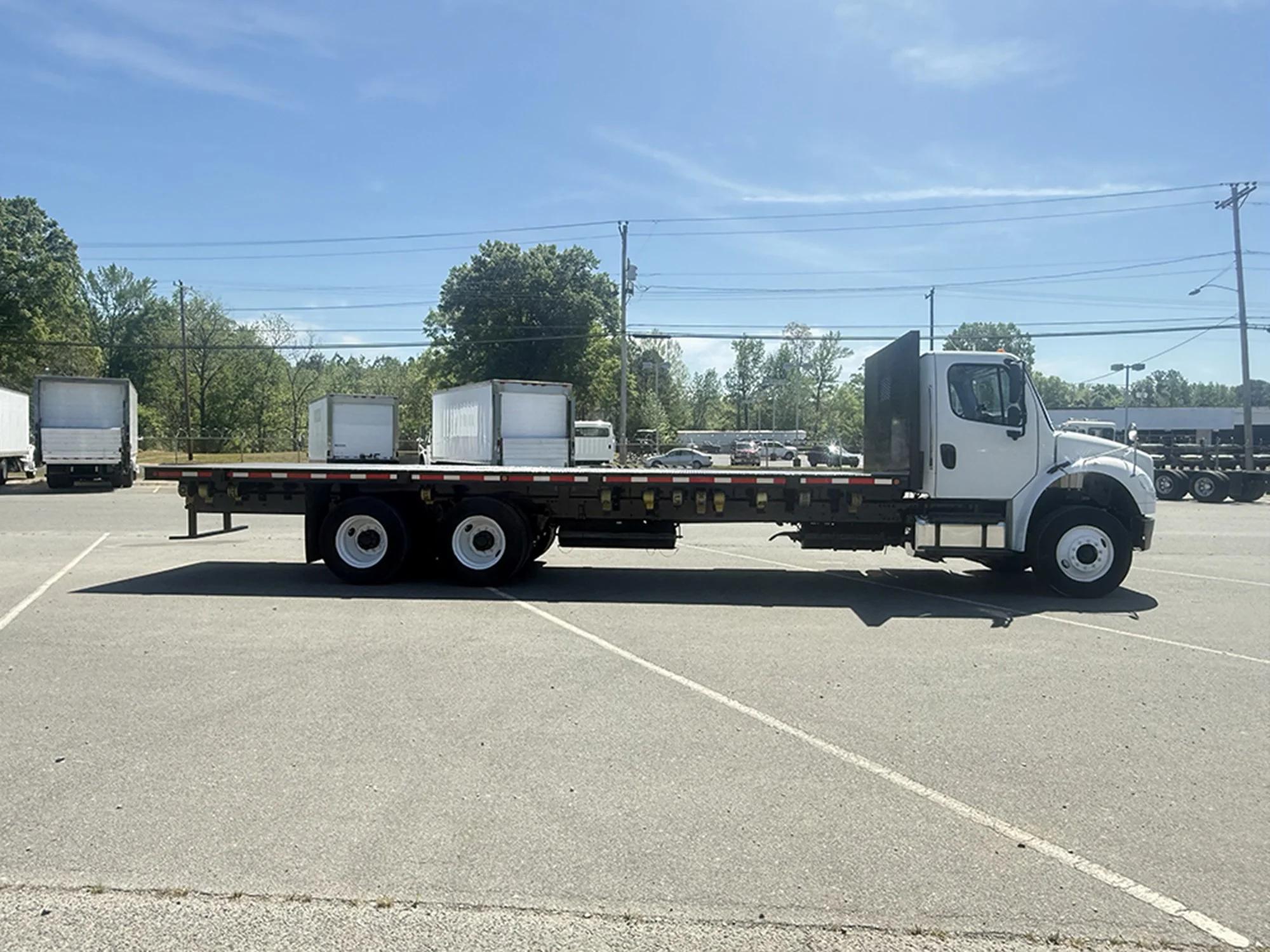 2018 Freightliner M2 106 — photo 3