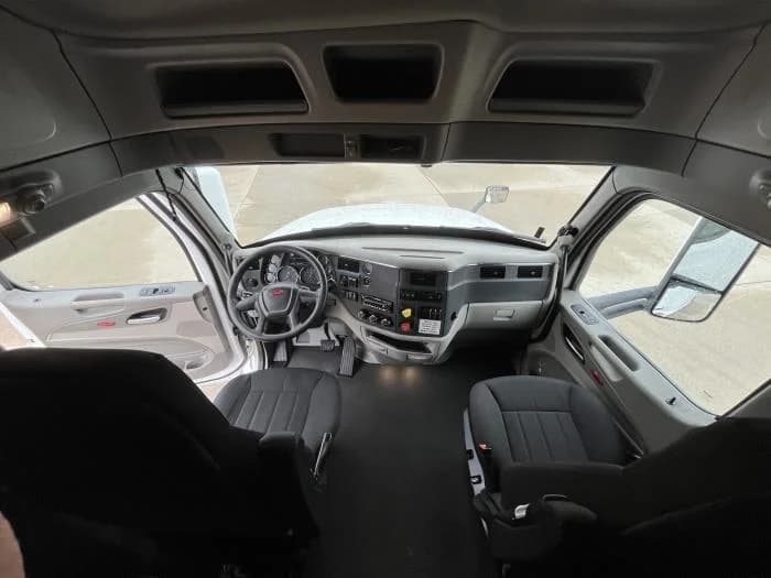 2022 Peterbilt 579 in Kansas City, MO — photo 18