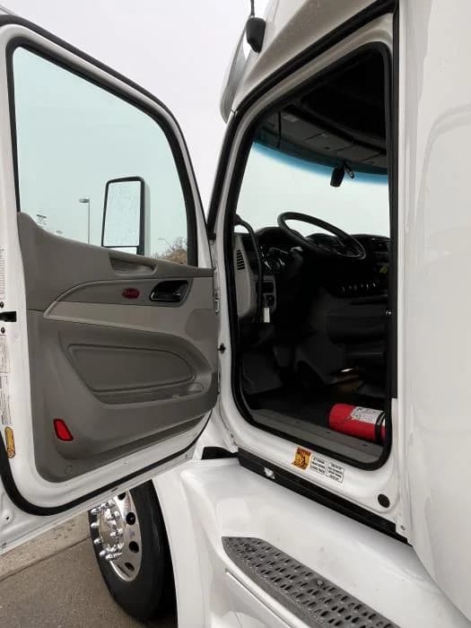 2022 Peterbilt 579 in Kansas City, MO — photo 12