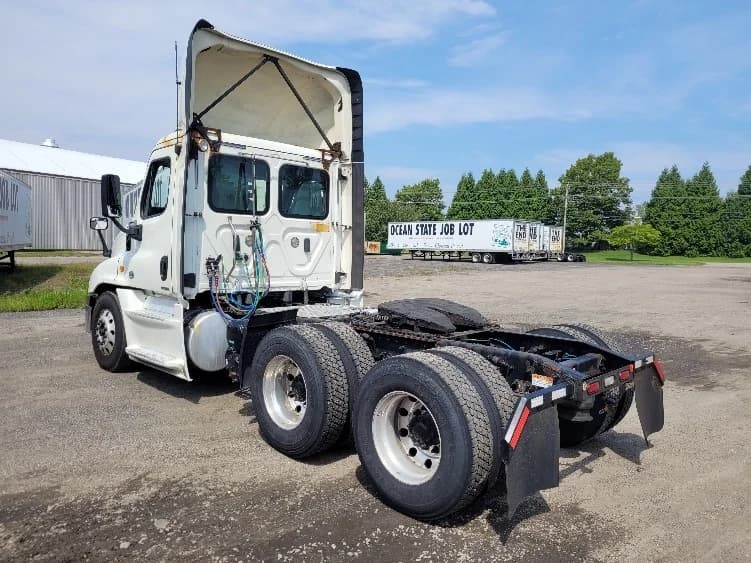 2019 Freightliner Cascadia in Fitchburg, MA — photo 5