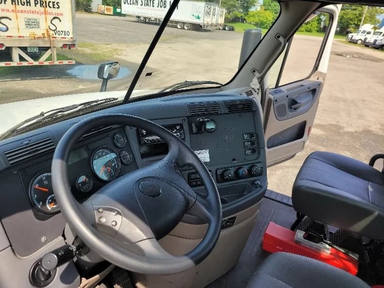 2019 Freightliner Cascadia in Fitchburg, MA — photo 10