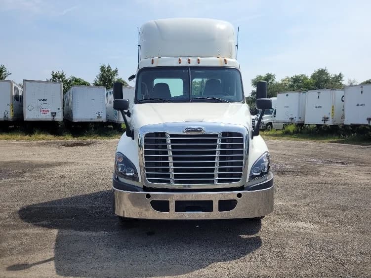 2019 Freightliner Cascadia in Fitchburg, MA — photo 2