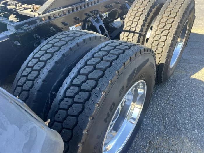 2021 Peterbilt 579 in Sylmar, CA — photo 12