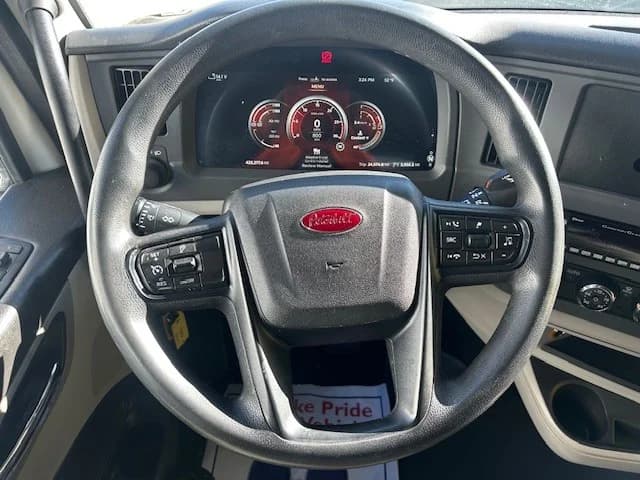 2023 Peterbilt 579 in Charlotte, NC — photo 13