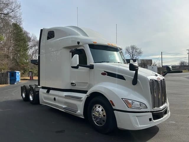 2023 Peterbilt 579 in Charlotte, NC — photo 3
