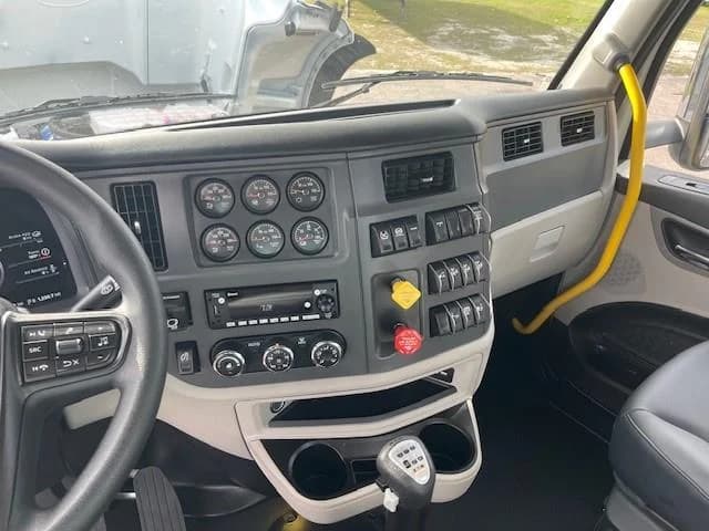 2026 Peterbilt 567 in Tampa, FL — photo 15