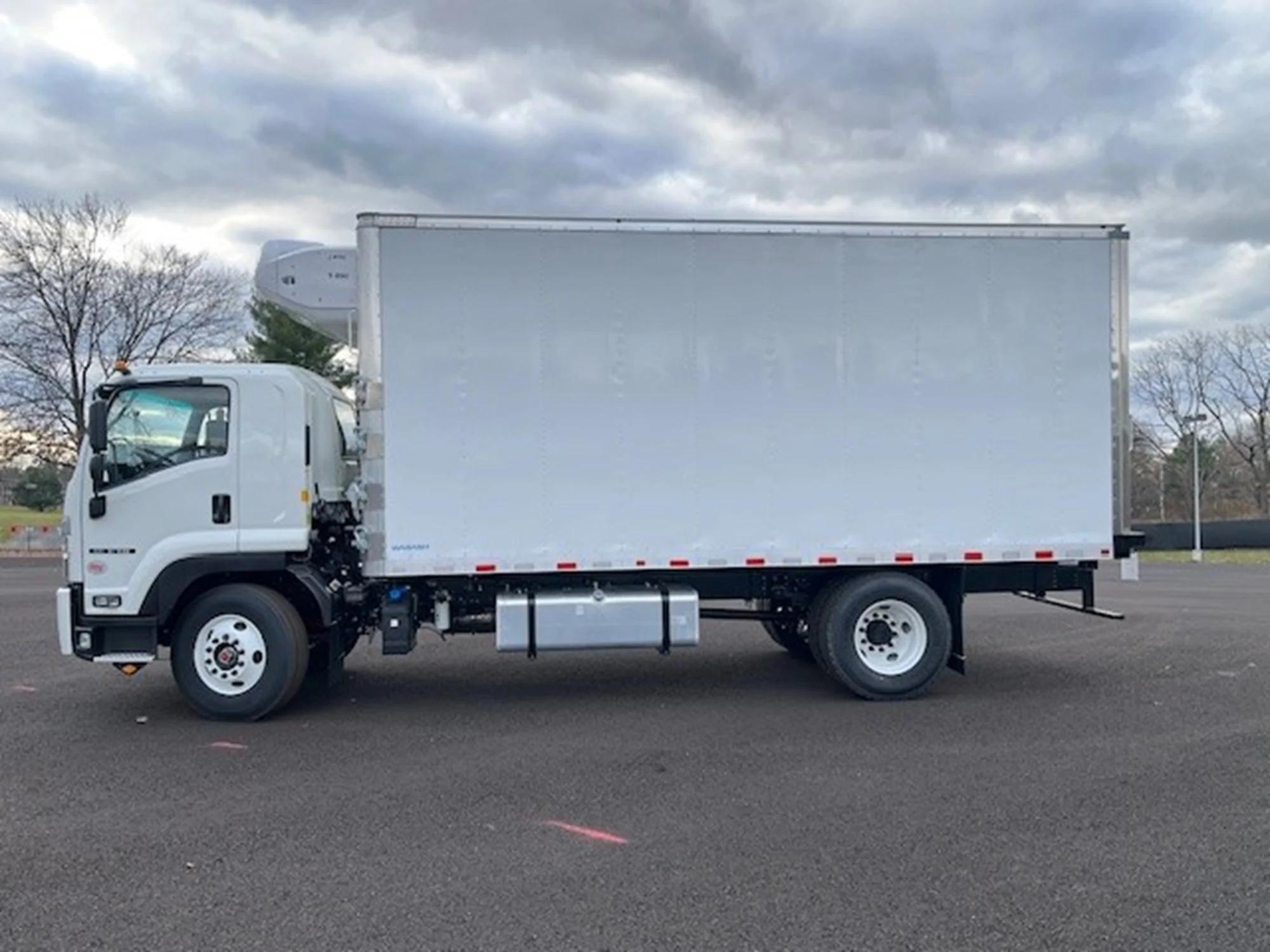 2025 Isuzu FTR — photo 2