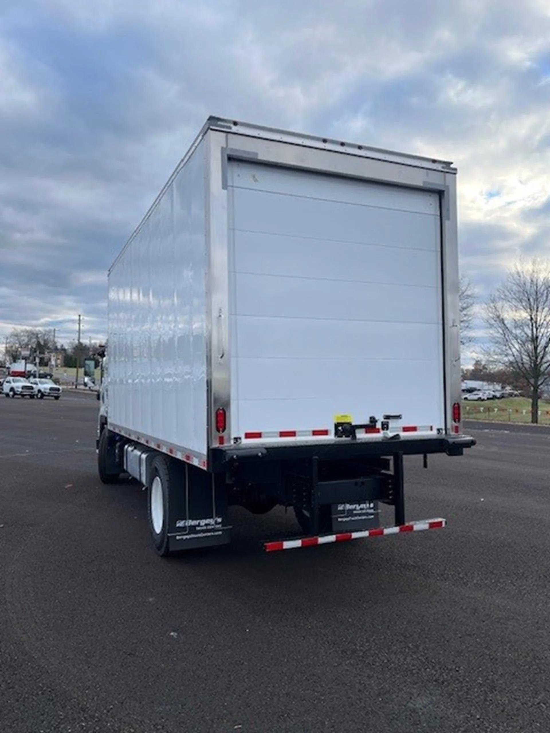 2025 Isuzu FTR — photo 3