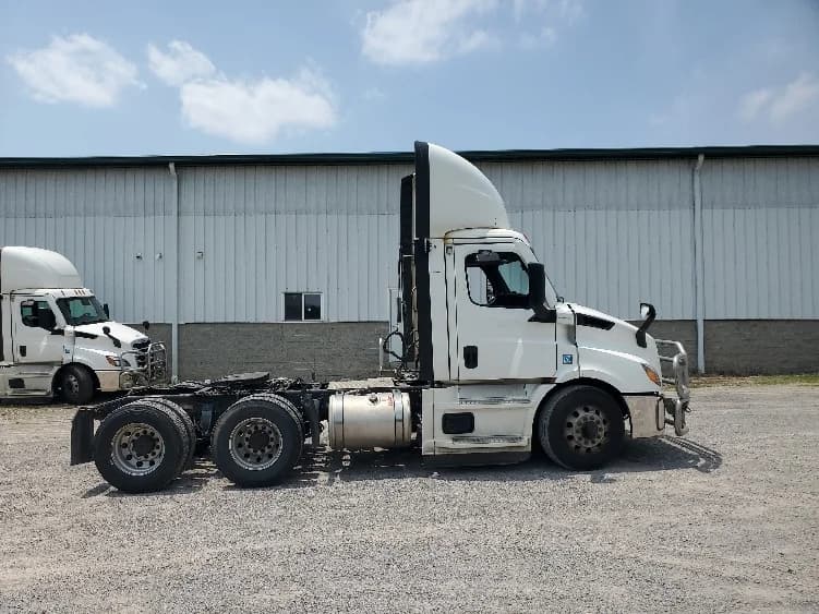 2021 Freightliner Cascadia in Columbus, OH — photo 8