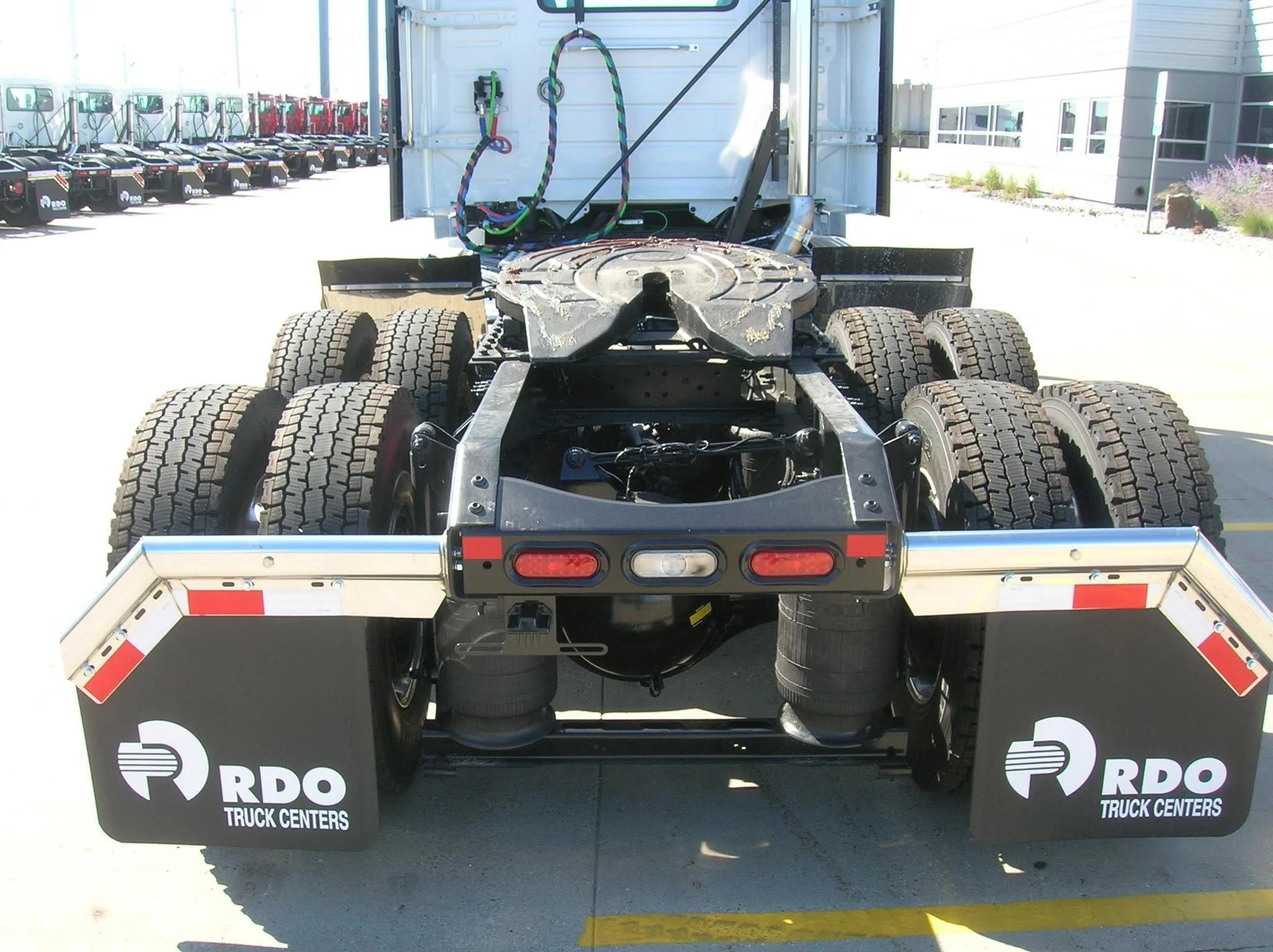 2026 Volvo VNR 640 — photo 6