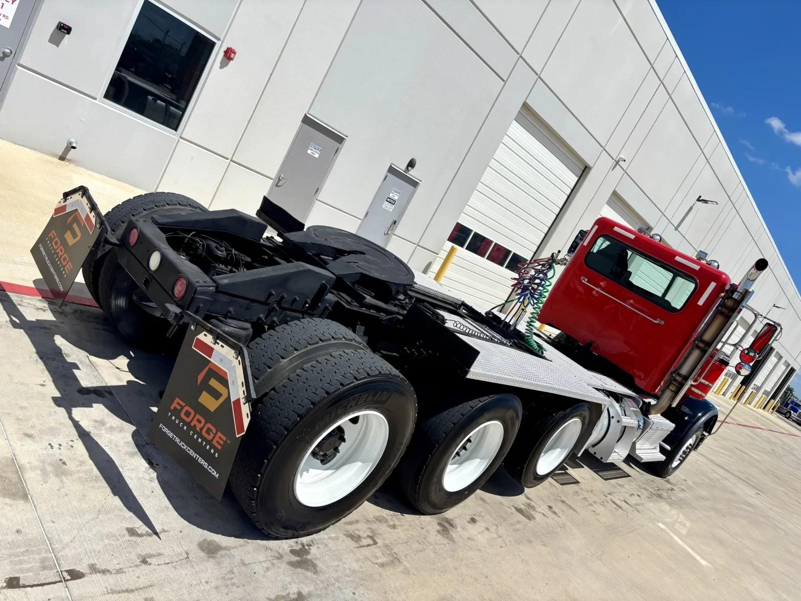 2015 Peterbilt 389 in Hutchins, TX — photo 11