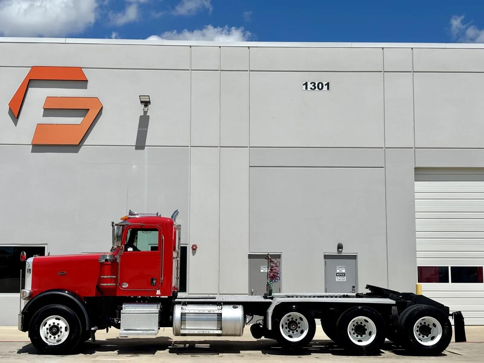 2015 Peterbilt 389 in Hutchins, TX — photo 4