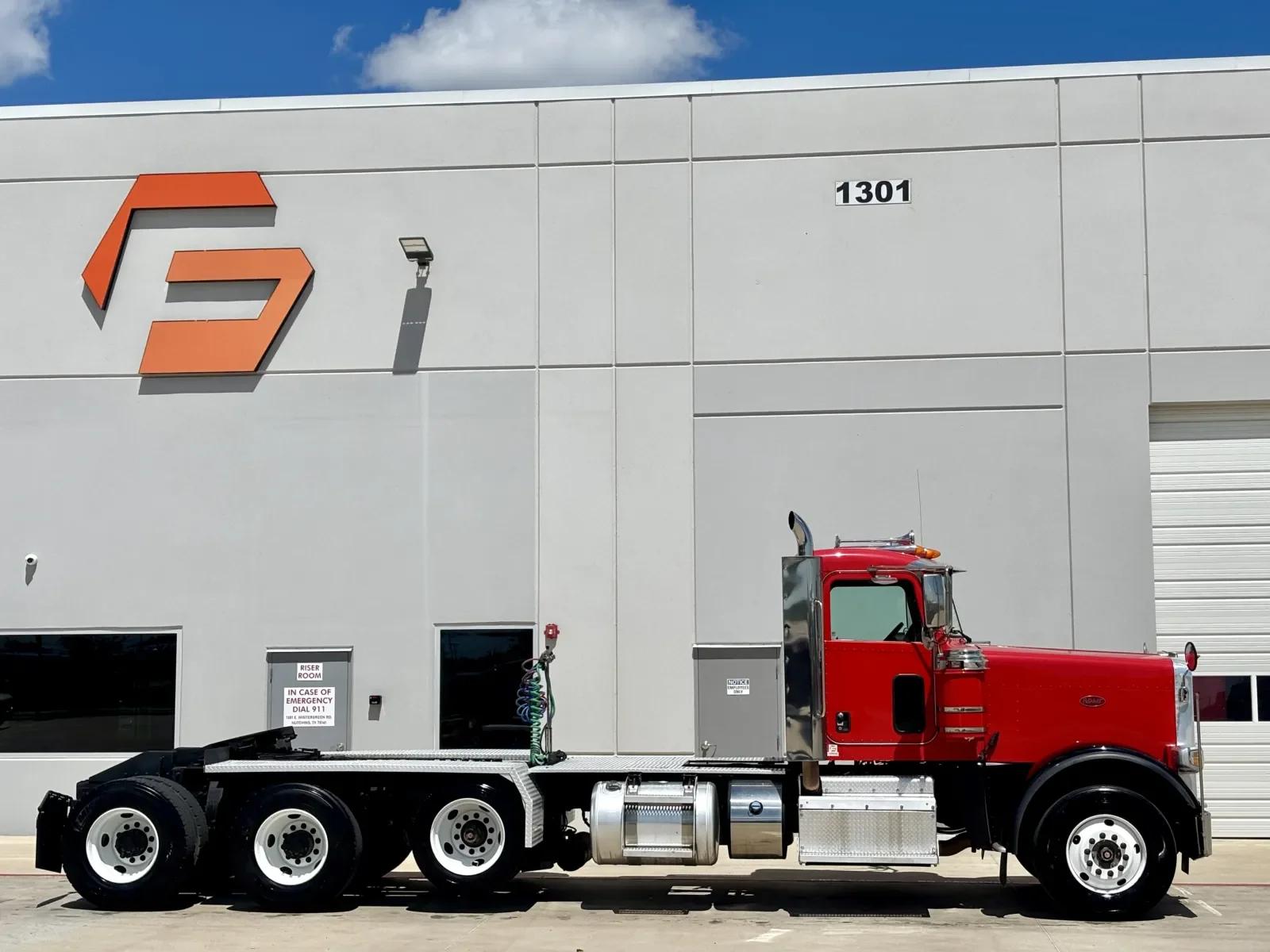 2015 Peterbilt 389 in Hutchins, TX — photo 3