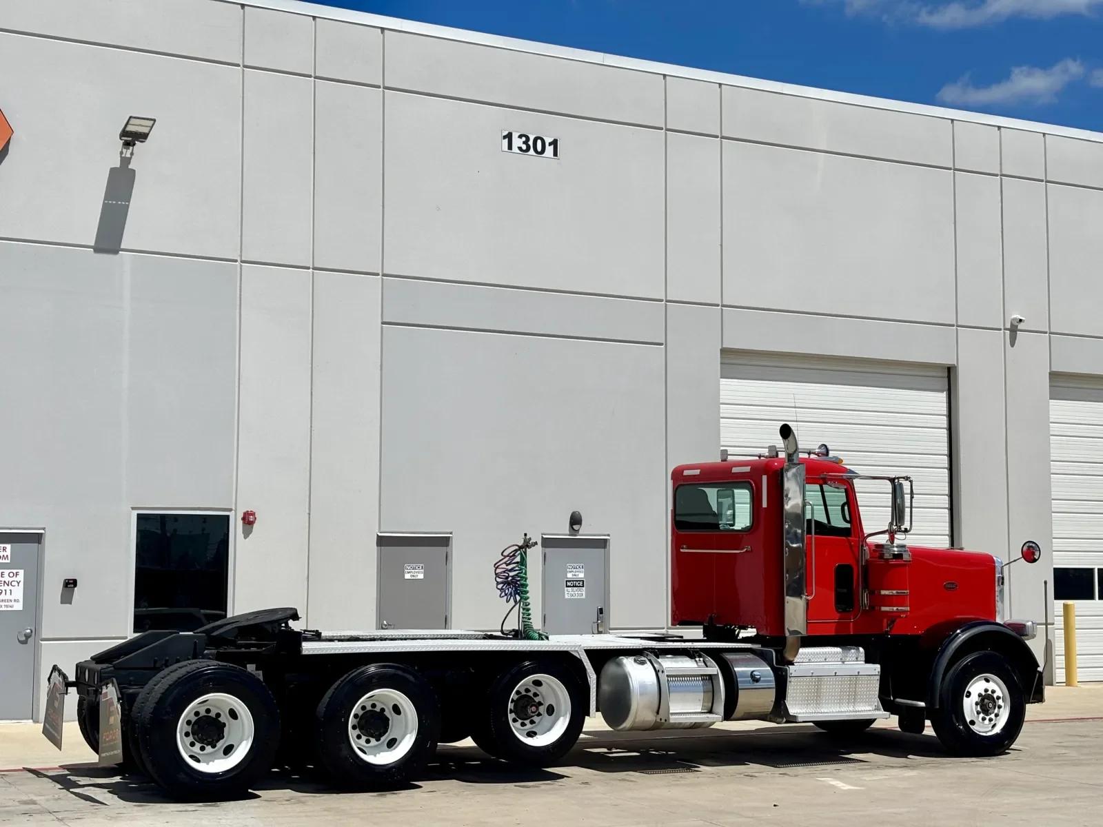 2015 Peterbilt 389 in Hutchins, TX — photo 5