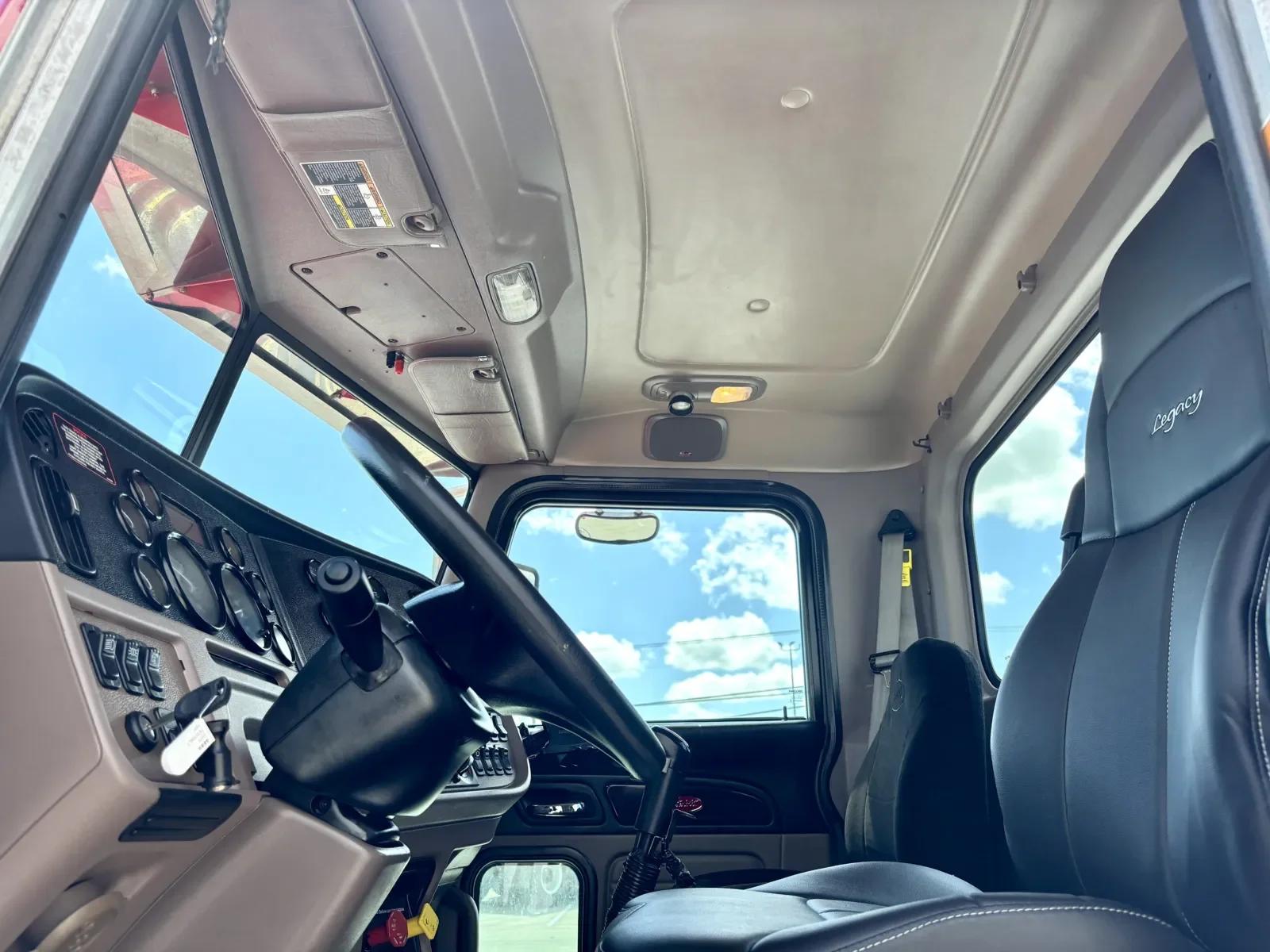 2015 Peterbilt 389 in Hutchins, TX — photo 14