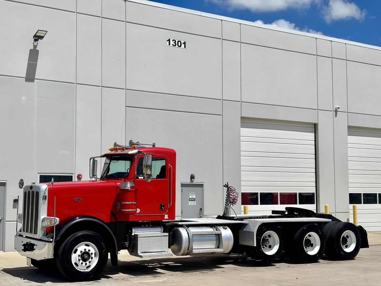 2015 Peterbilt 389 in Hutchins, TX — photo 2