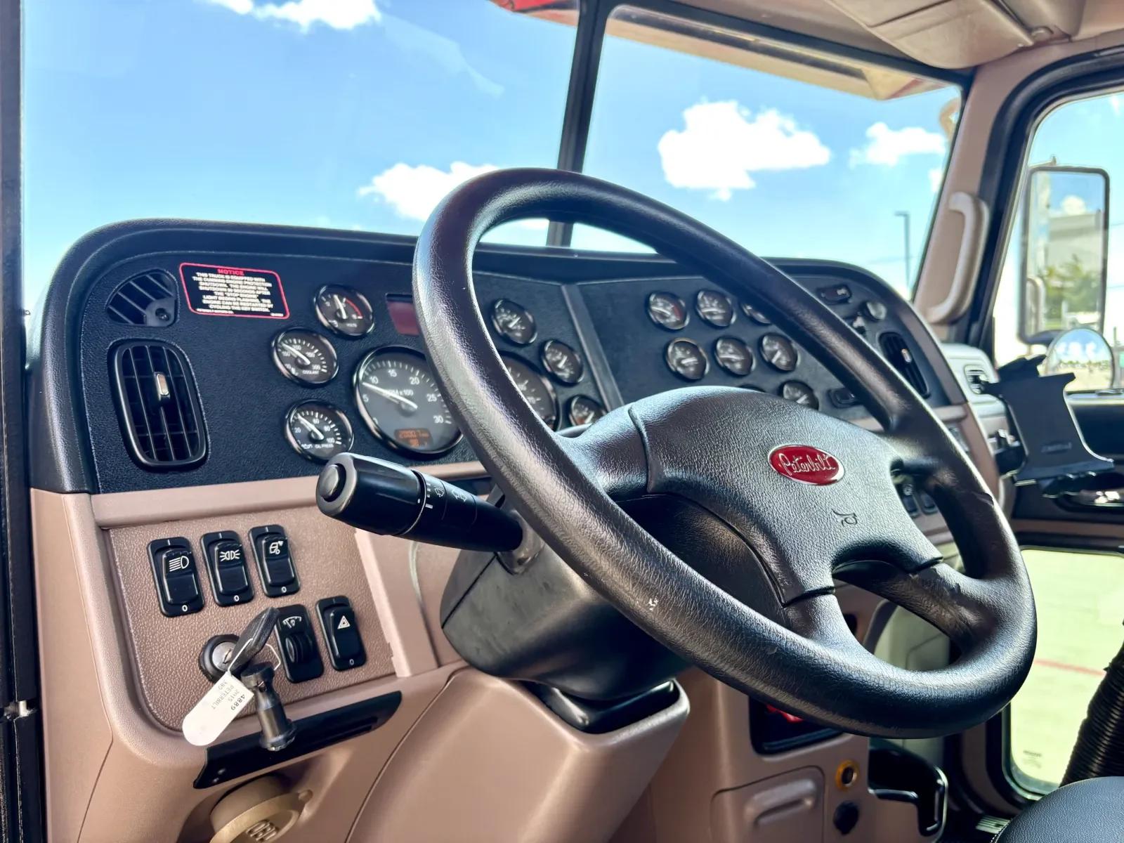 2015 Peterbilt 389 in Hutchins, TX — photo 15