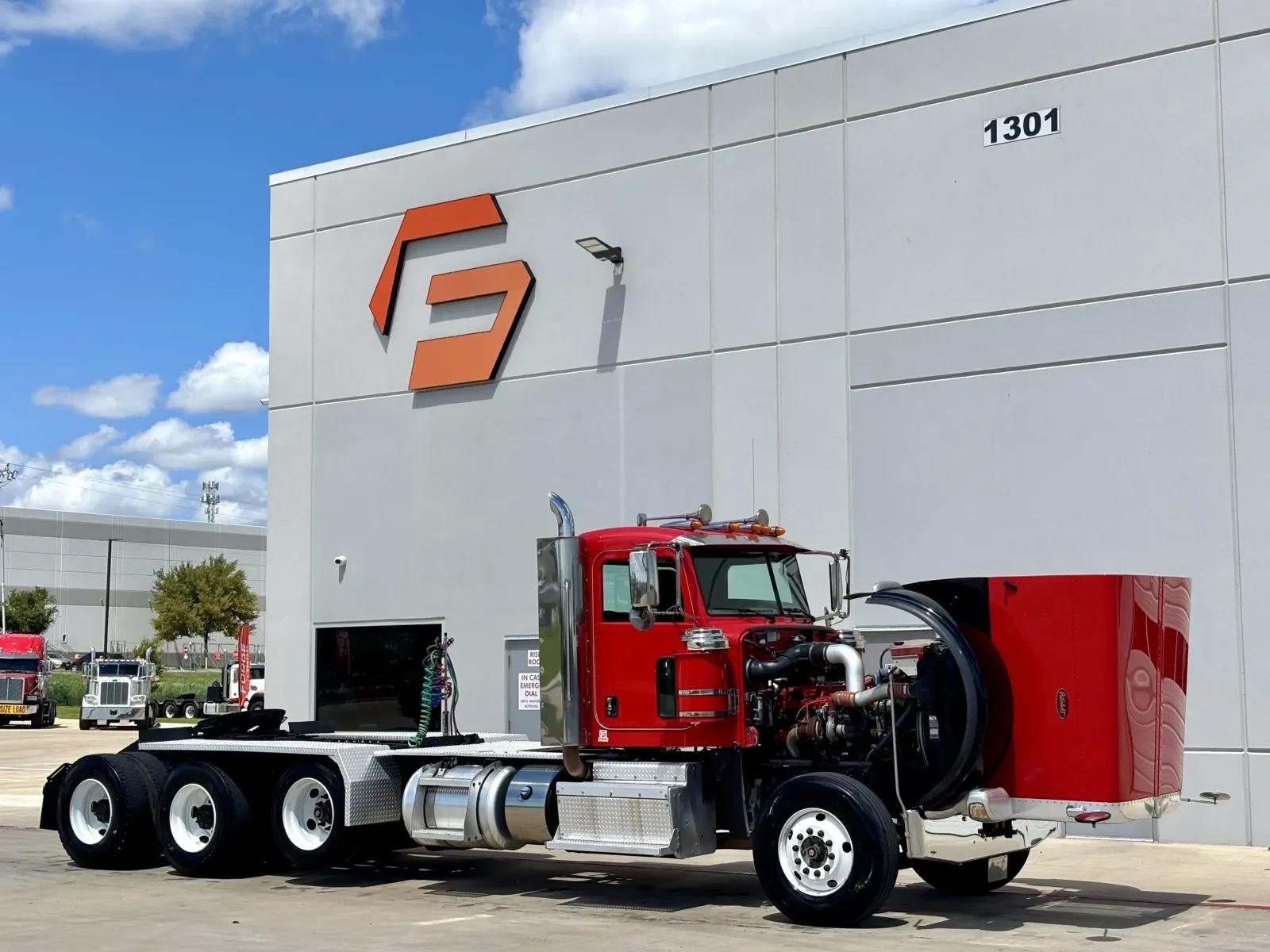 2015 Peterbilt 389 in Hutchins, TX — photo 9