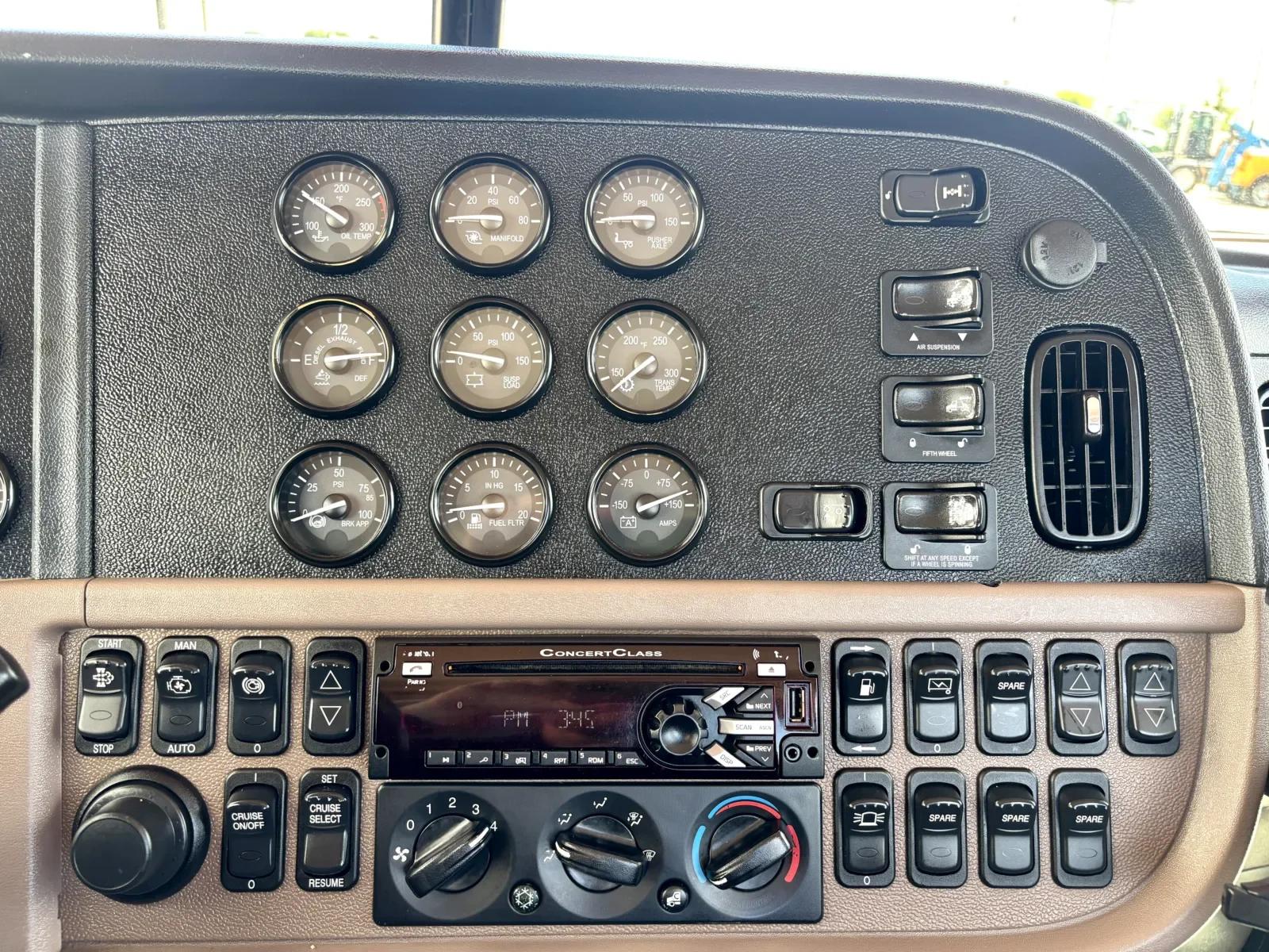 2015 Peterbilt 389 in Hutchins, TX — photo 18