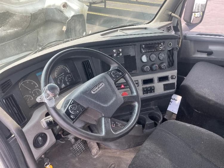 2018 Freightliner Cascadia in Chicago (Melrose Park), IL — photo 10
