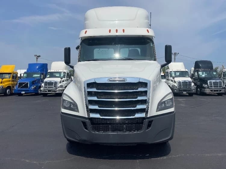 2018 Freightliner Cascadia in Chicago (Melrose Park), IL — photo 2