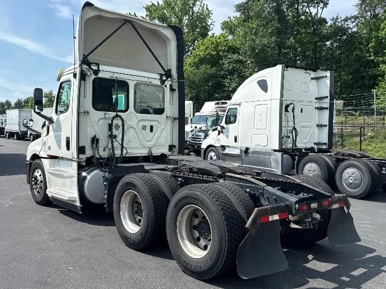 2019 Freightliner Cascadia in Jessup, MD — photo 5