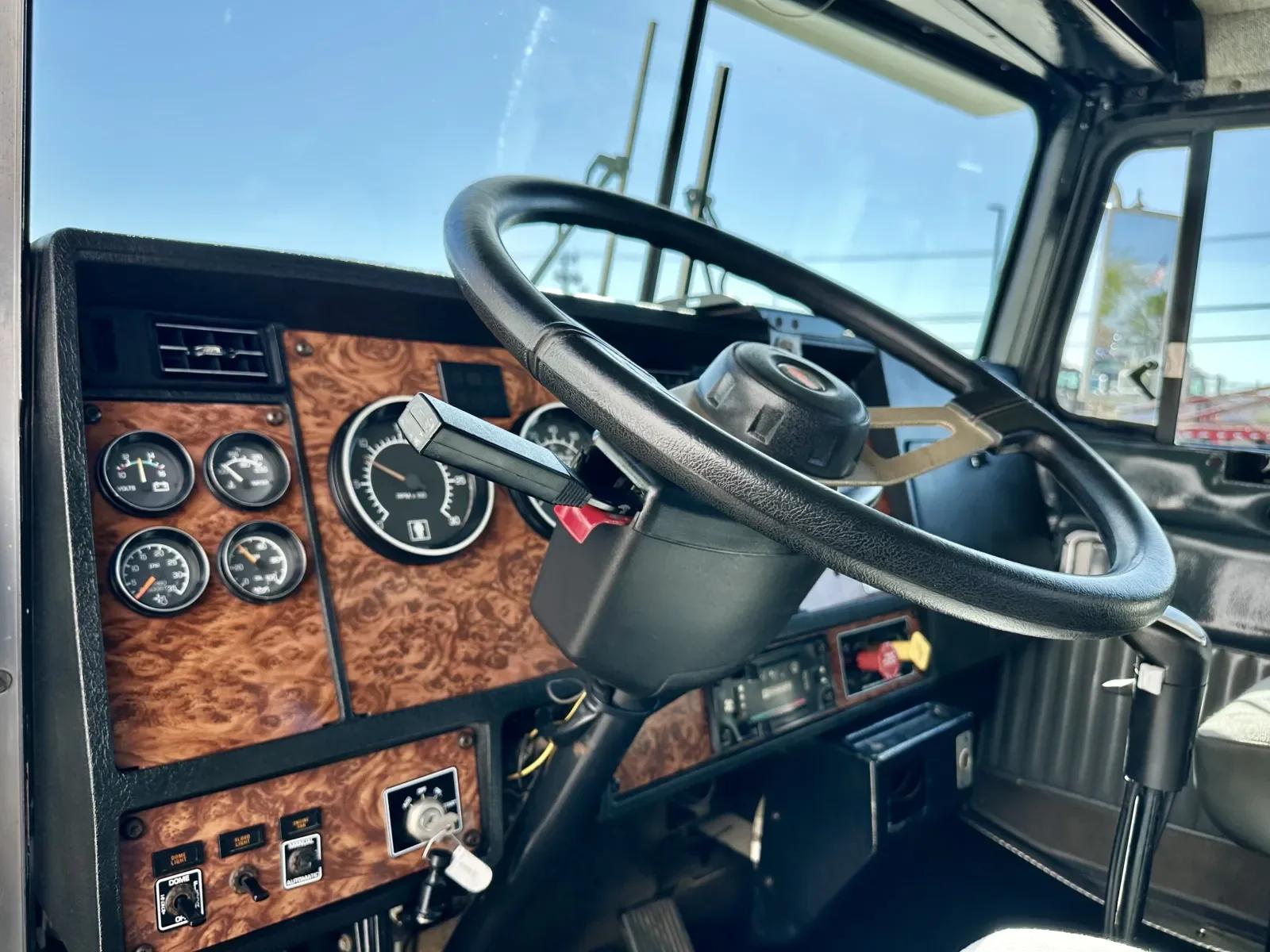 2001 Kenworth T800 in Hutchins, TX — photo 15