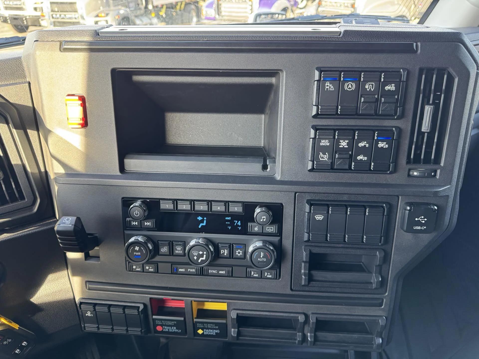 2026 Mack Pinnacle in La Vergne, TN — photo 15