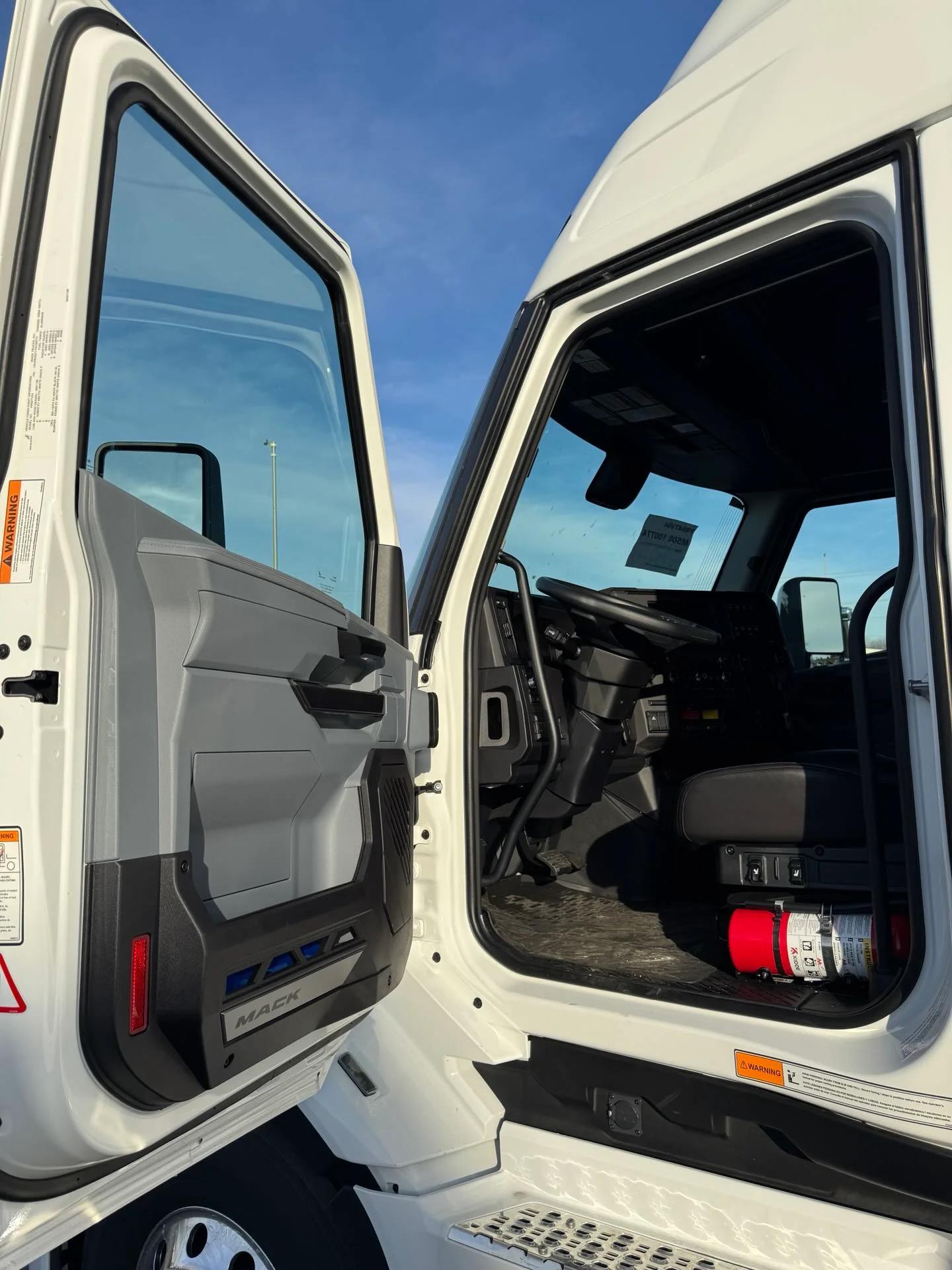 2026 Mack Pinnacle in La Vergne, TN — photo 13
