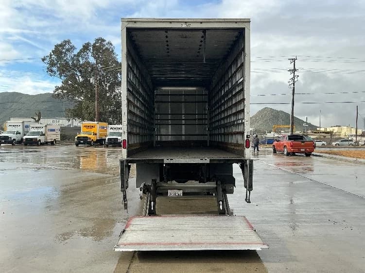 2019 Hino 268 in Fontana, CA — photo 9