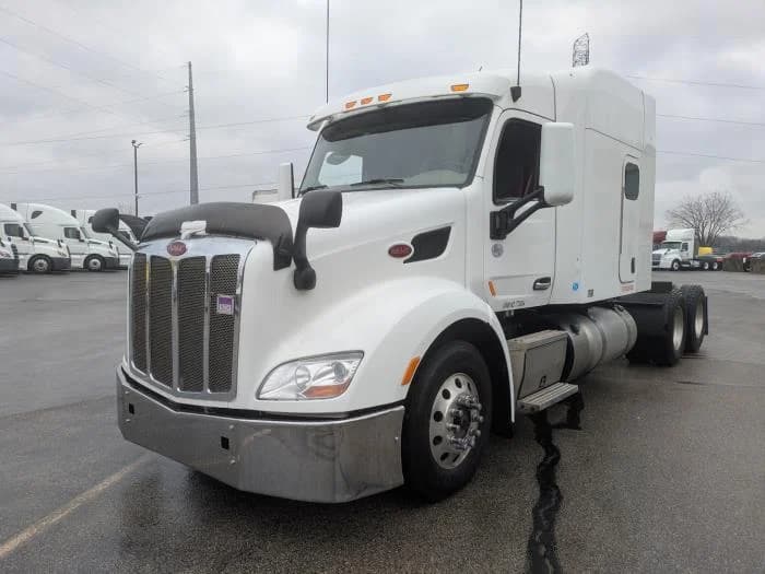 2022 Peterbilt 579 in Indianapolis, IN — photo 2