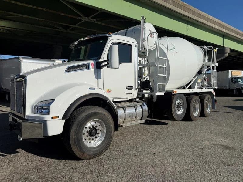 2025 Kenworth T880