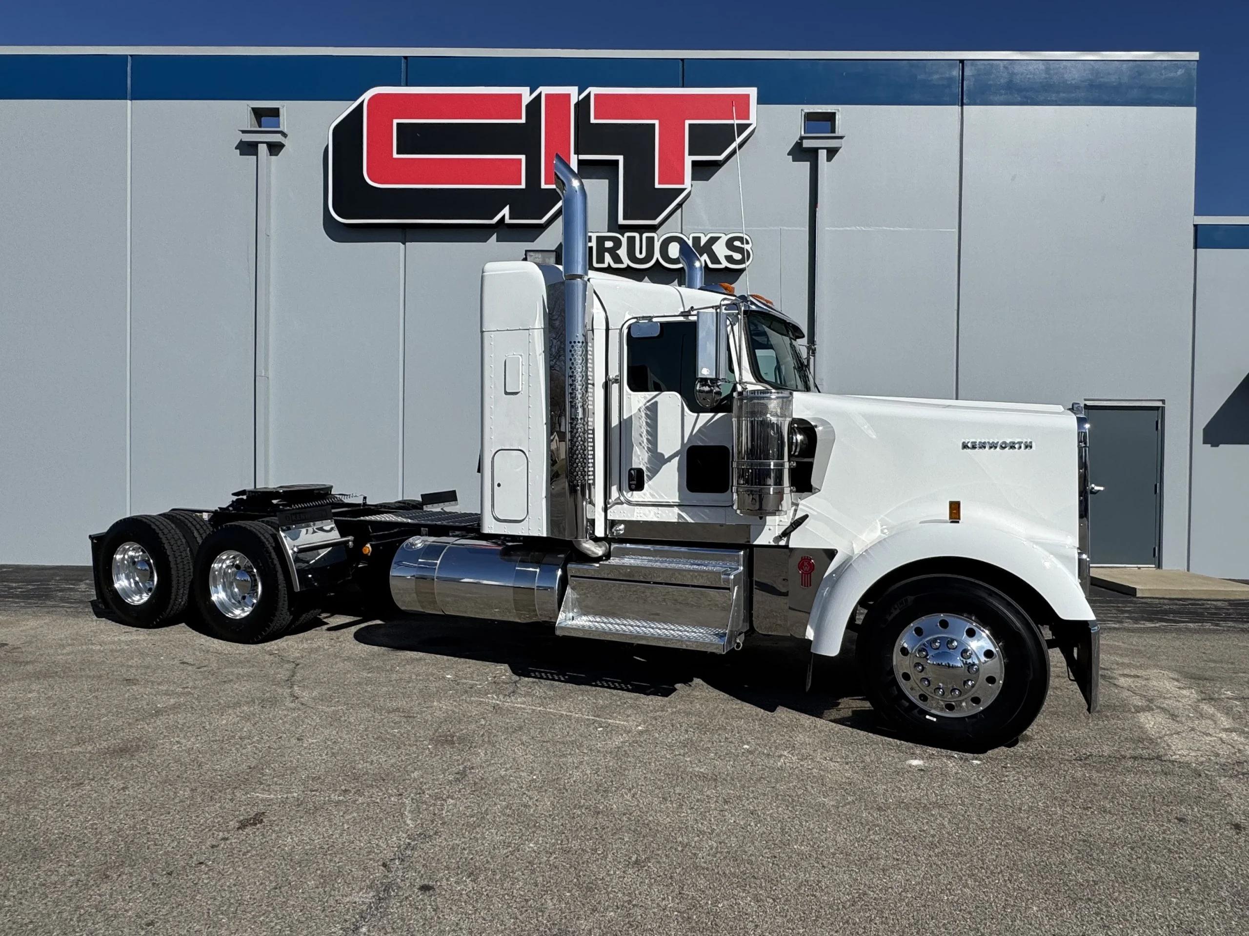 2027 Kenworth W900 in Champaign, IL — photo 3