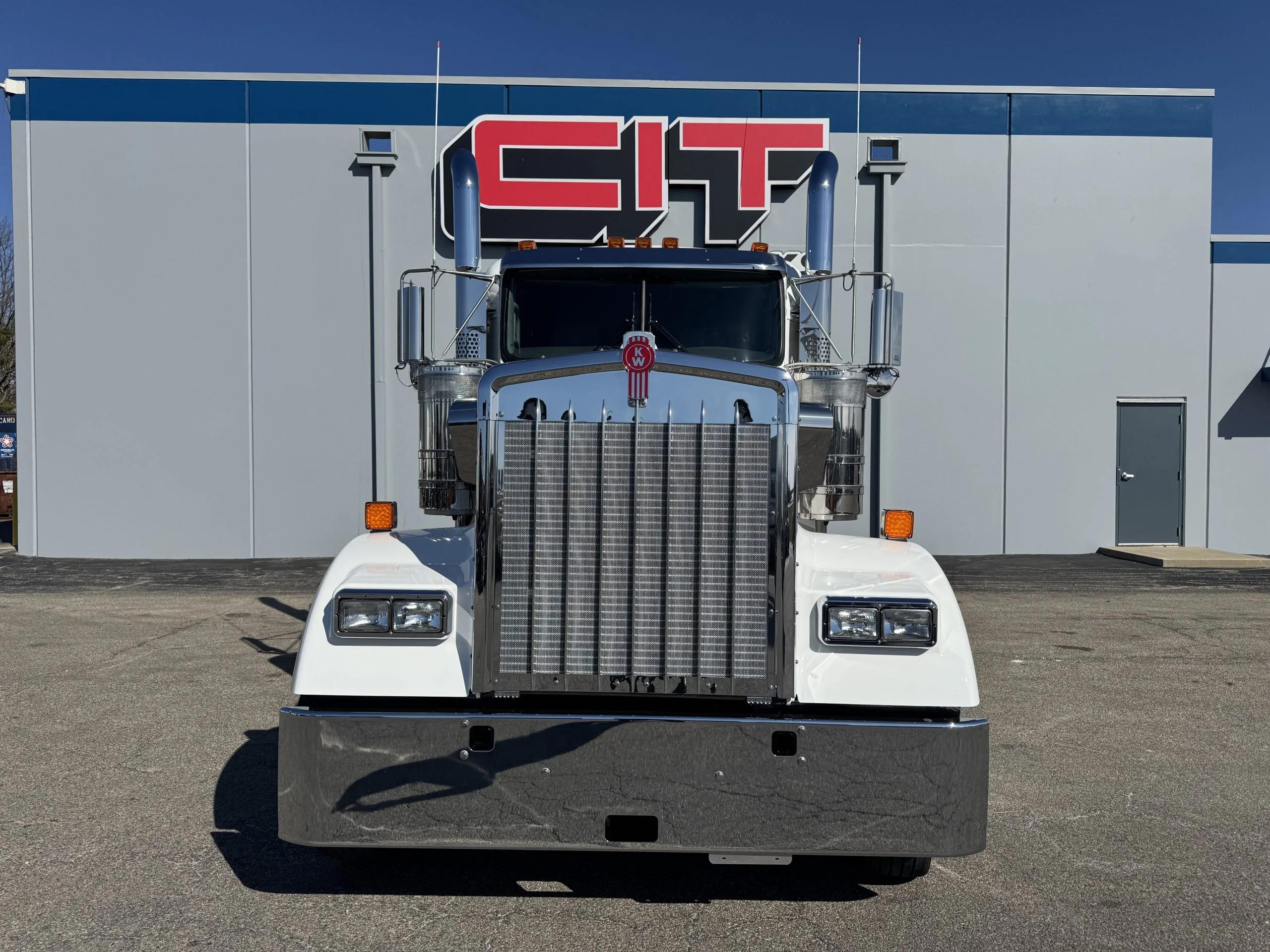 2027 Kenworth W900 in Champaign, IL — photo 2