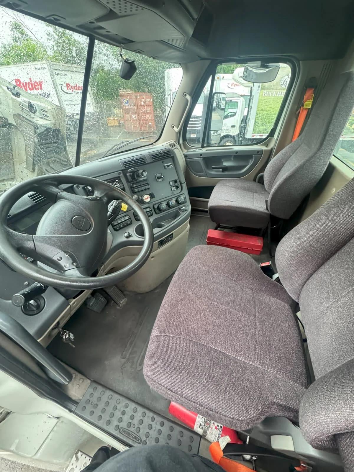 2019 Freightliner Cascadia in Kearny, NJ — photo 7