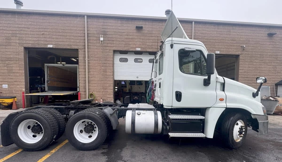 2019 Freightliner Cascadia in Kearny, NJ — photo 11