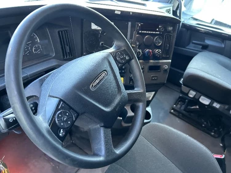 2023 Freightliner Cascadia in North Bergen, NJ — photo 10