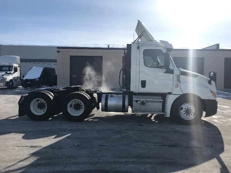 2018 Freightliner Cascadia in Brooklyn Park, MN — photo 8