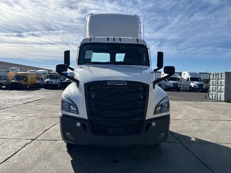 2022 Freightliner Cascadia in Phoenix, AZ — photo 2