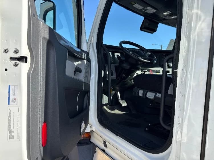 2022 Freightliner Cascadia in Phoenix, AZ — photo 9