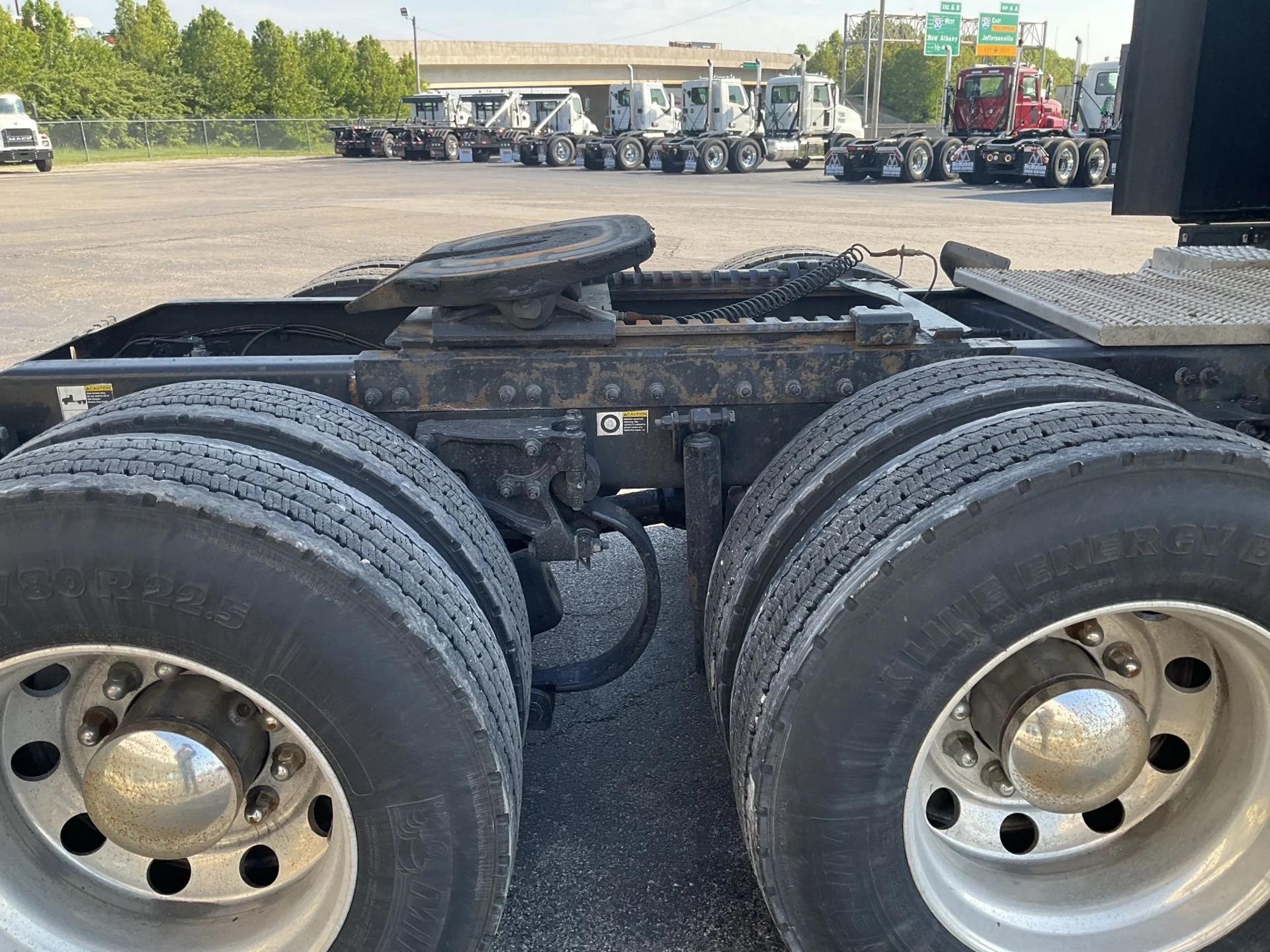 2019 Peterbilt 579 in Clarksville, IN — photo 8