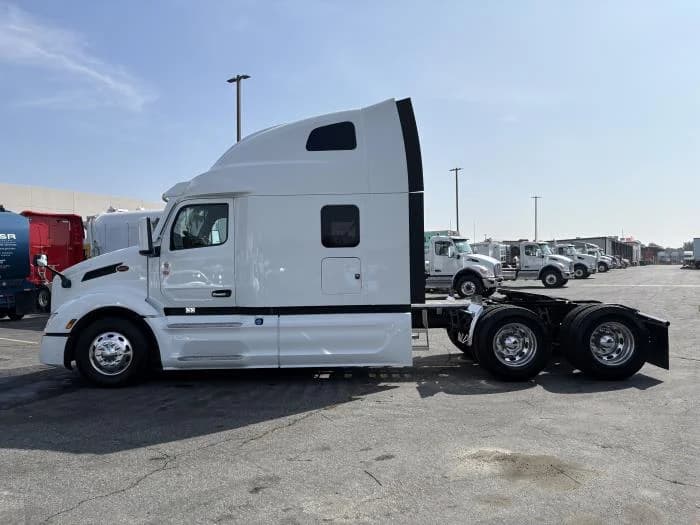 2027 Peterbilt 579 in Sylmar, CA — photo 9