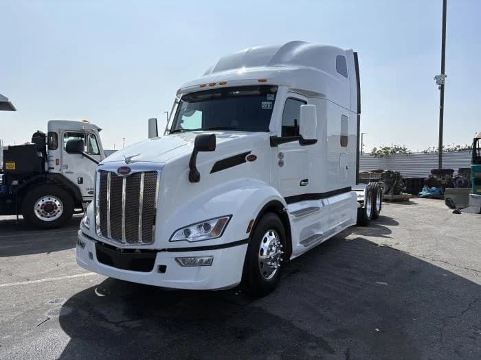 2027 Peterbilt 579 in Sylmar, CA — photo 2