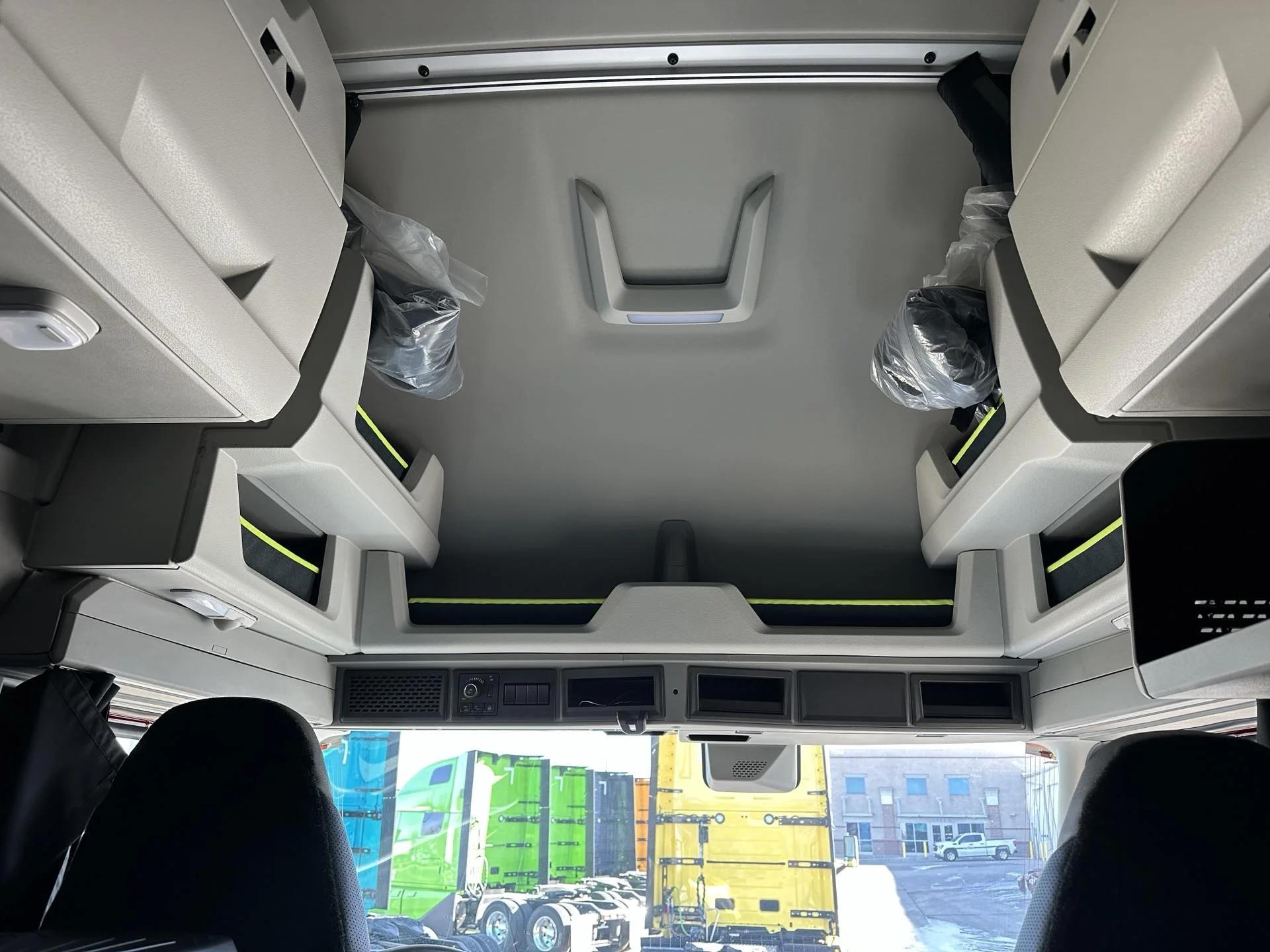2026 Volvo VNL 860 in Commerce City, CO — photo 13