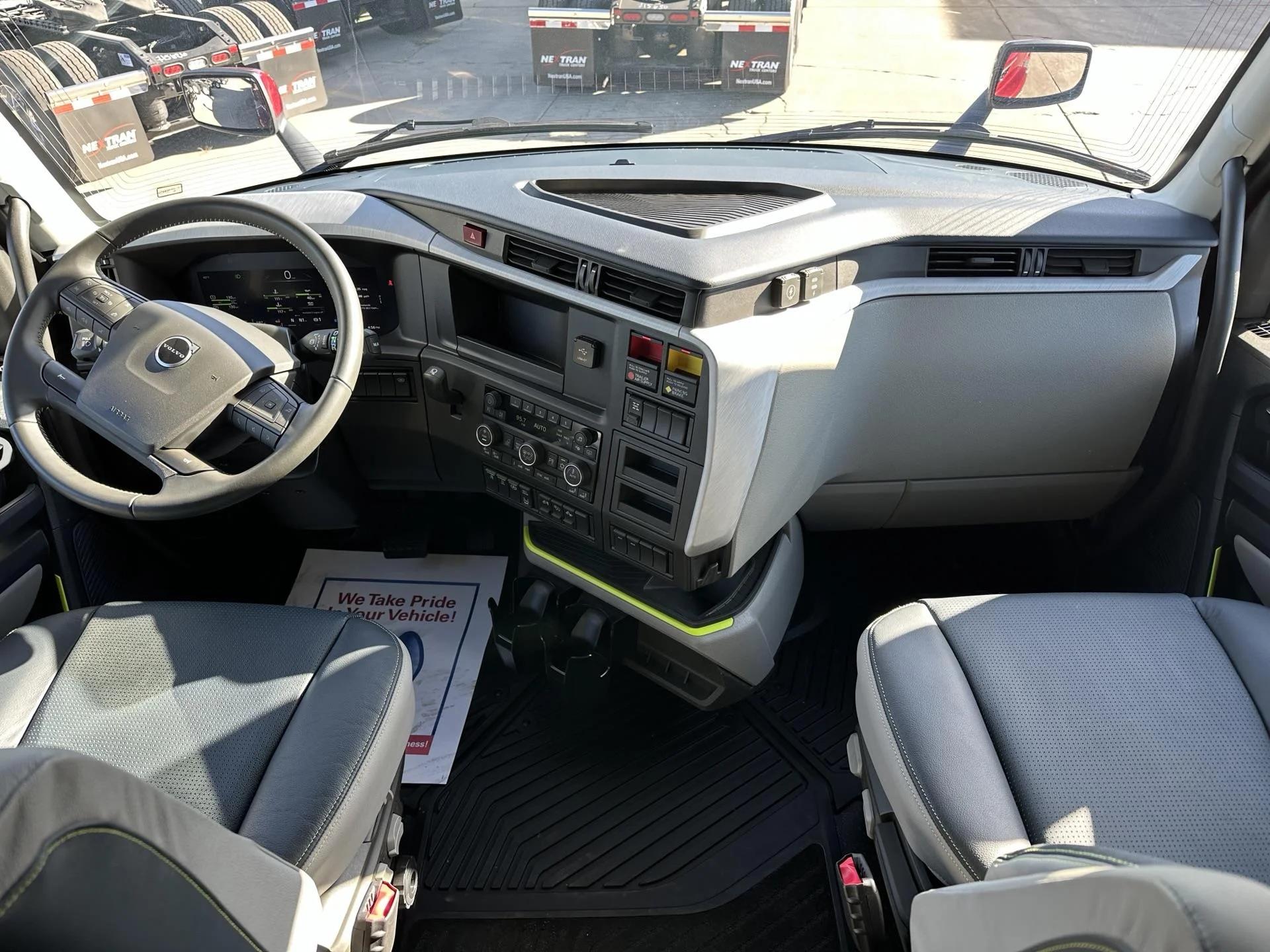 2026 Volvo VNL 860 in Commerce City, CO — photo 12