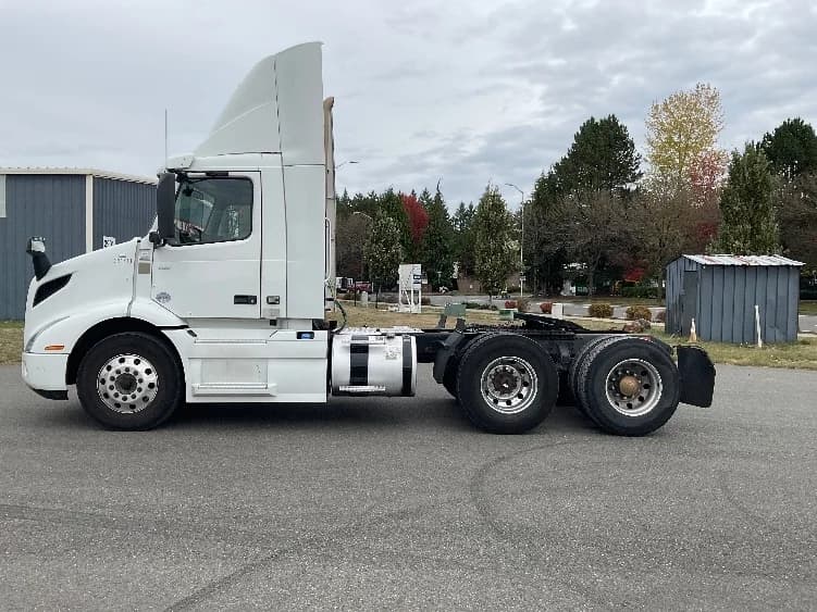 2020 Volvo VNR 640 in Lacey, WA — photo 4