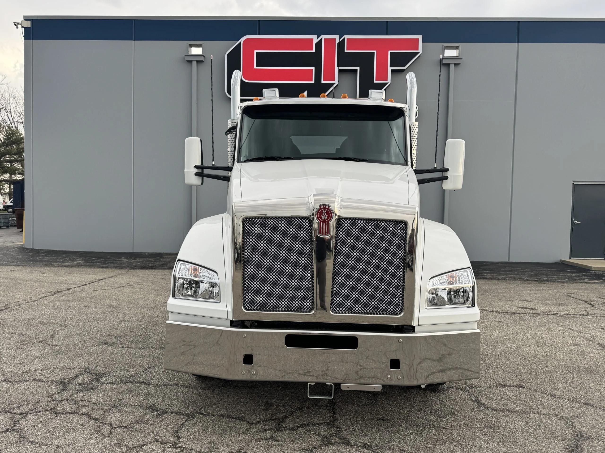2027 Kenworth T880 in Champaign, IL — photo 2